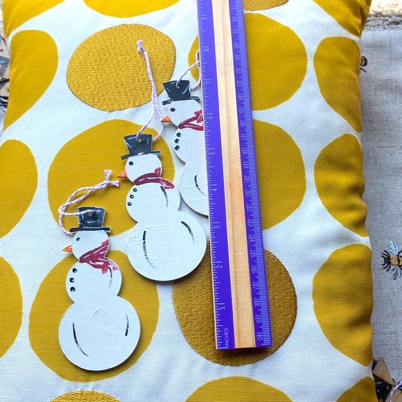 HANDPAINTED ๐๏ธ SET OF 3 Adorable ๐ฅฐ wooden SMOWMEN HOLIDAY ORNAMENTS ๐๏ธ - Picture 5 of 5